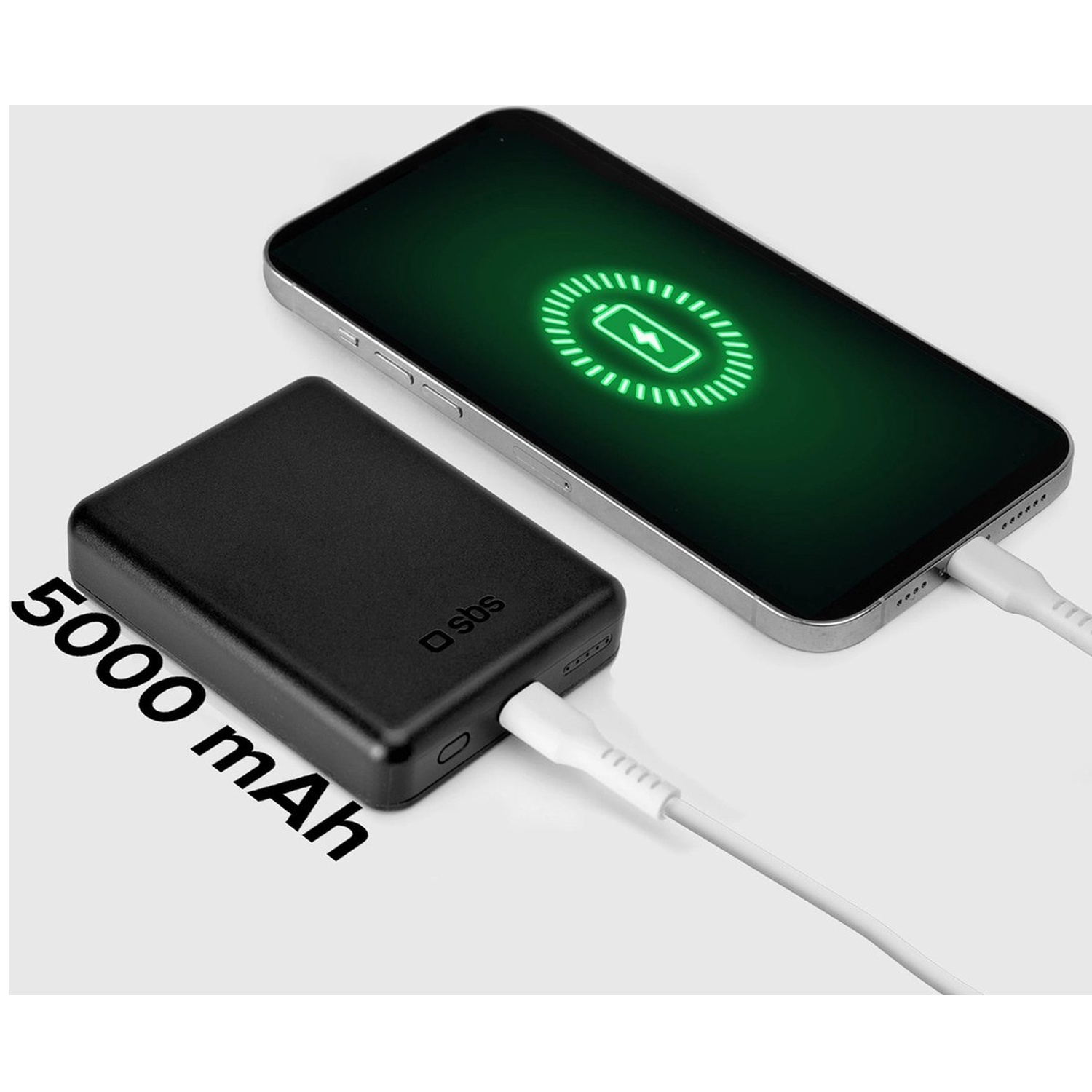 Batterie externe noire chargeant un téléphone avec un symbole de chargement vert. Câble blanc les relie.