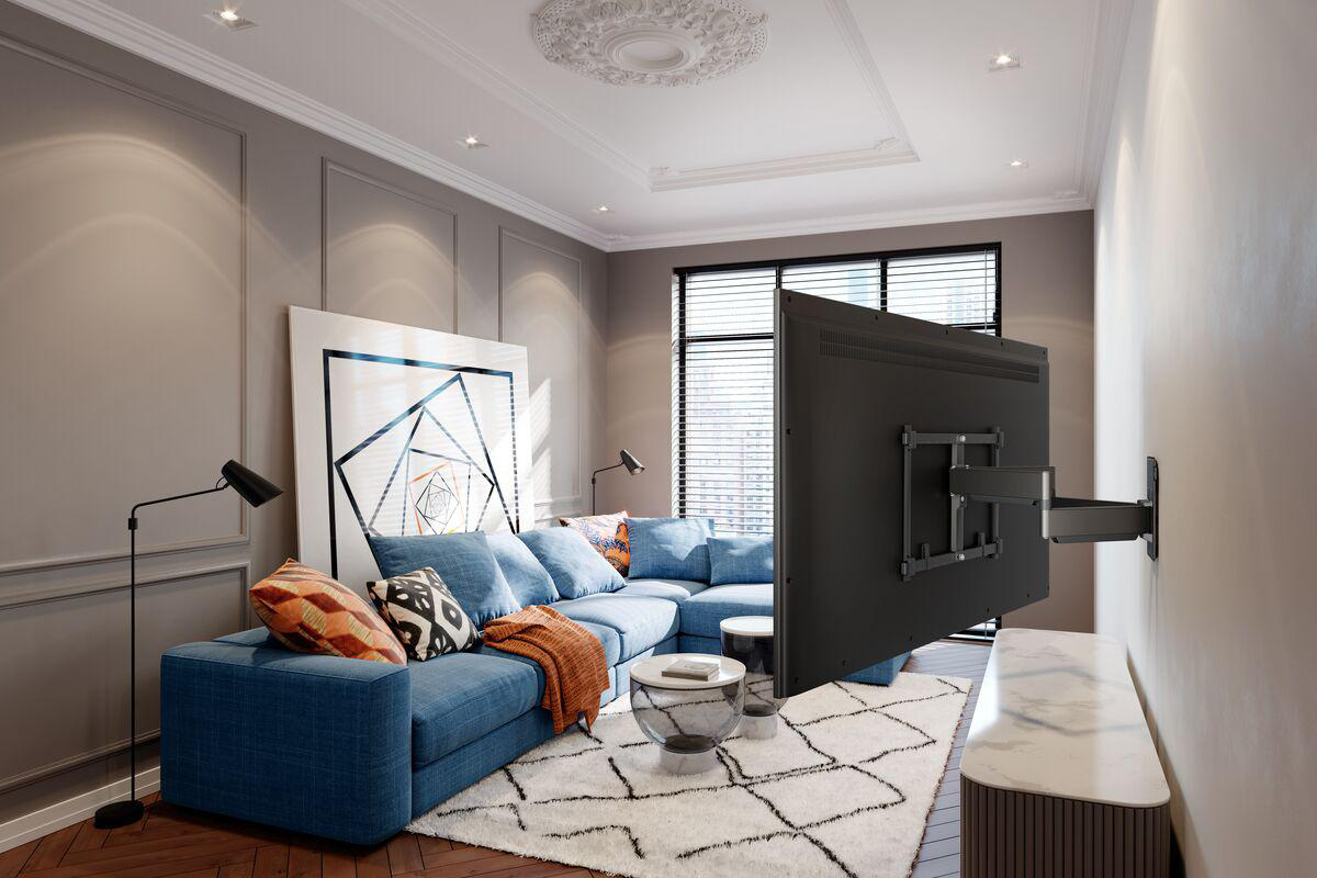 Wohnzimmer mit blauem Ecksofa, großem Fernseher, weißem Teppich, geometrischer Kunst und dekorativer Decke. Modernes Interieur.