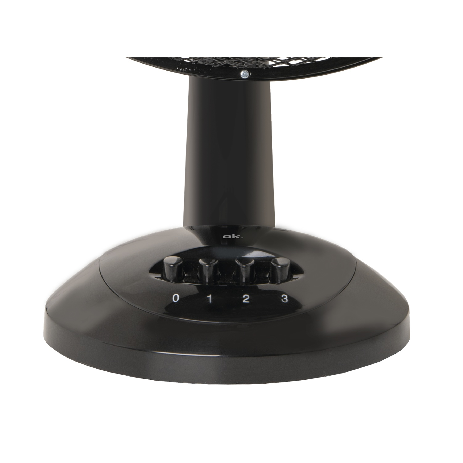 Un ventilateur de bureau noir avec une base ronde et des réglages 0-3. Le ventilateur a un maillage couvrant les pales.