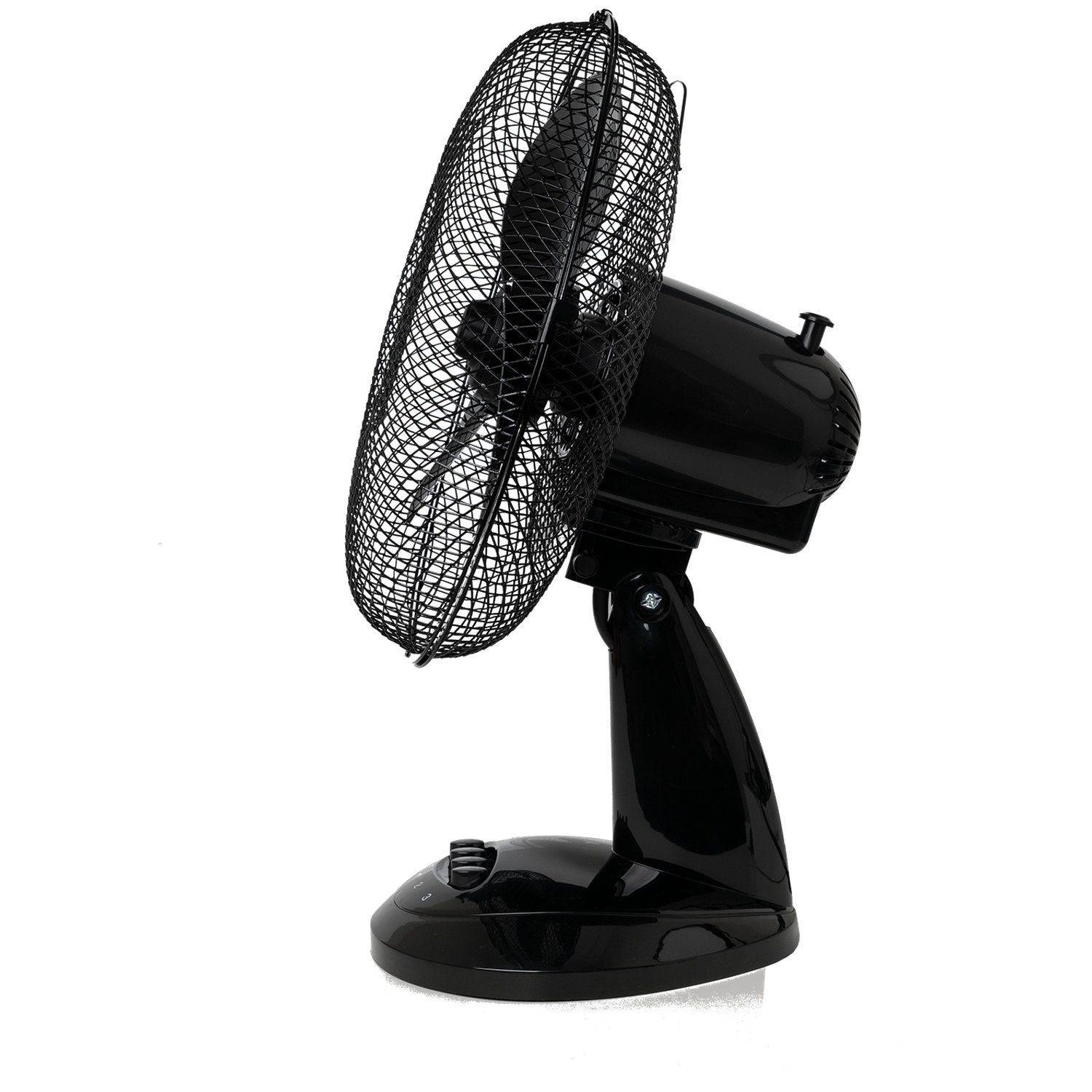 Un ventilateur oscillant noir avec une cage de protection. Le ventilateur est sur fond blanc. Il est incliné sur le côté.