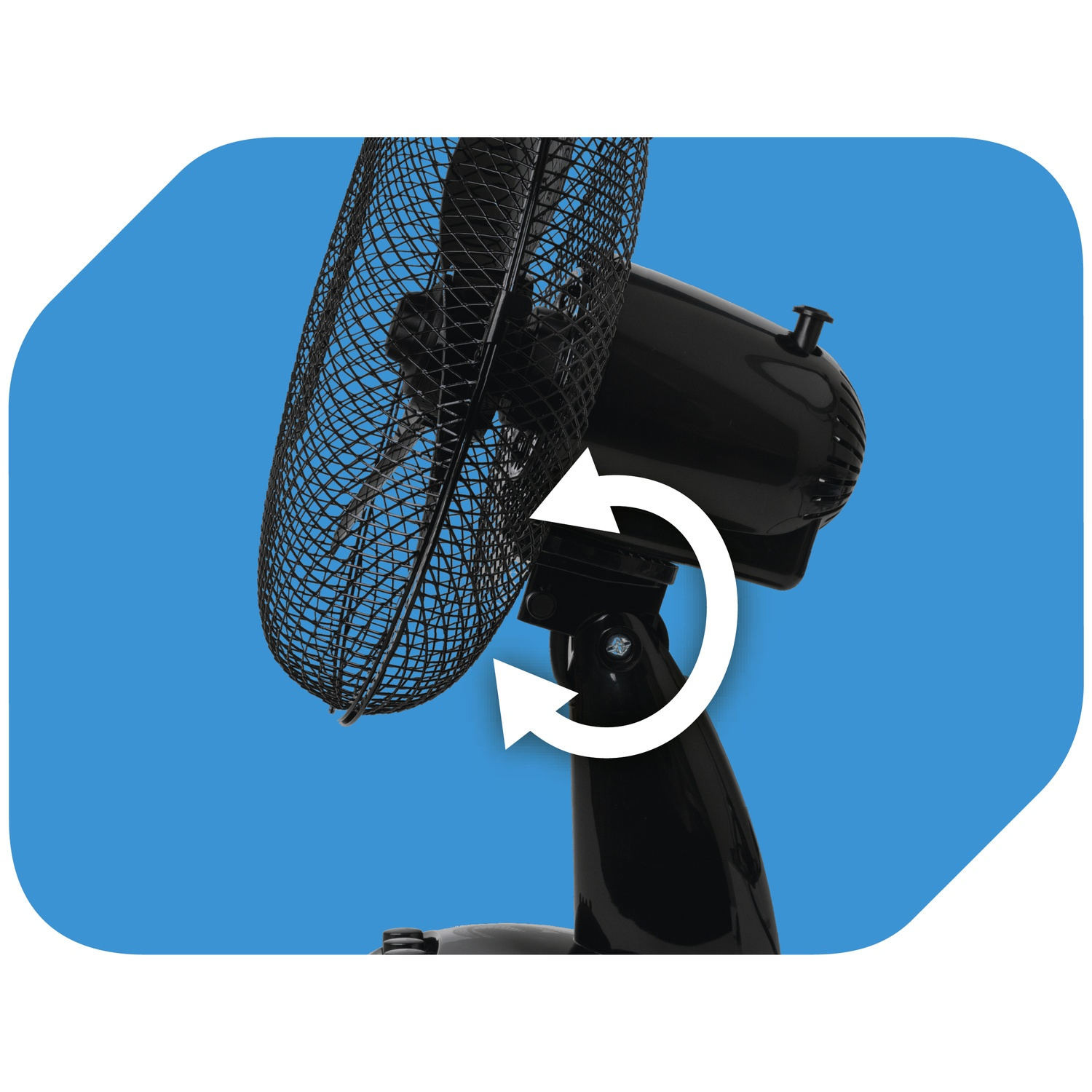 Un ventilateur oscillant noir avec une cage de protection, sur fond bleu, et une flèche blanche indiquant le mouvement.