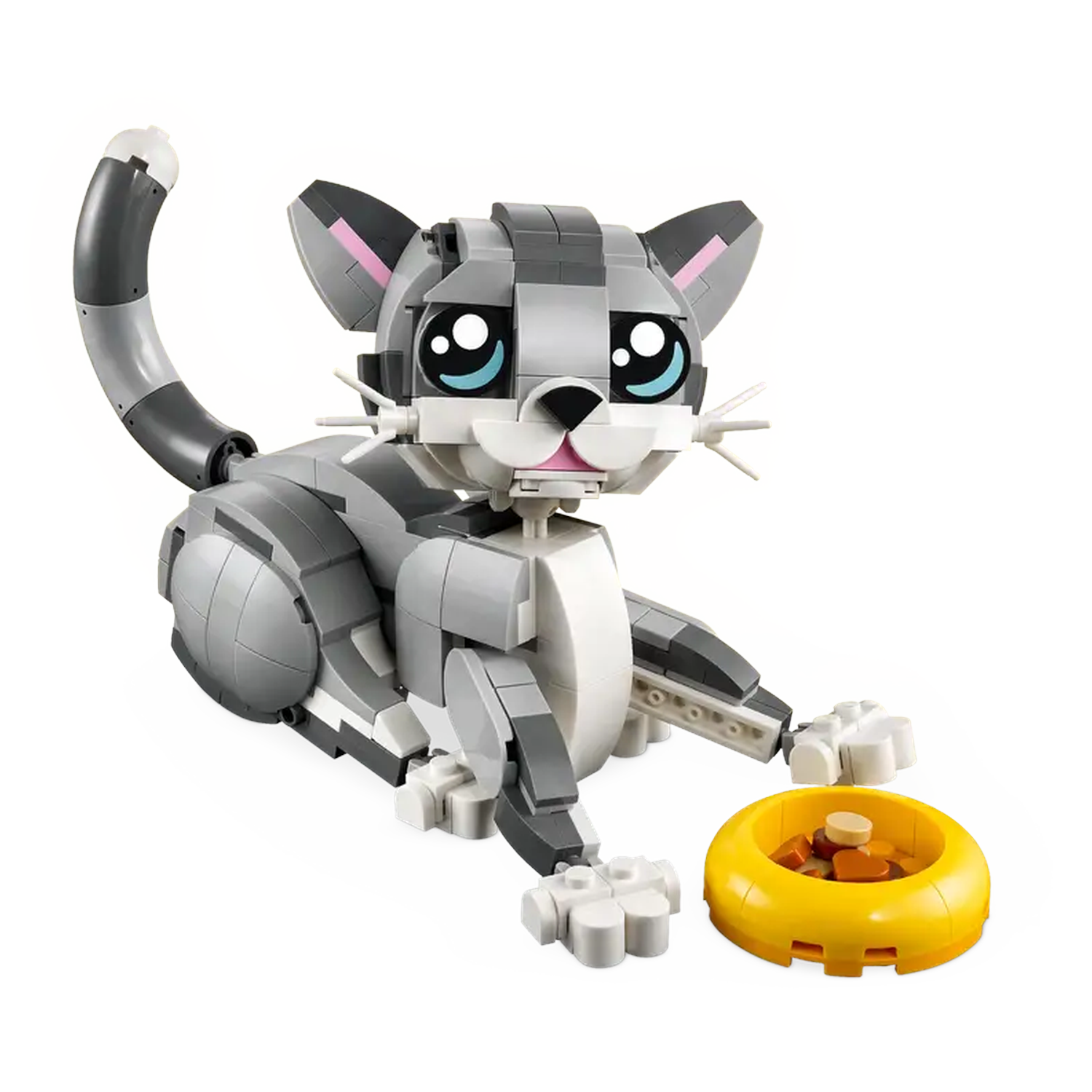 Een Lego kat zit naast een gele voerbak. De kat is grijs en wit, met grote blauwe ogen. De achtergrond is wit.