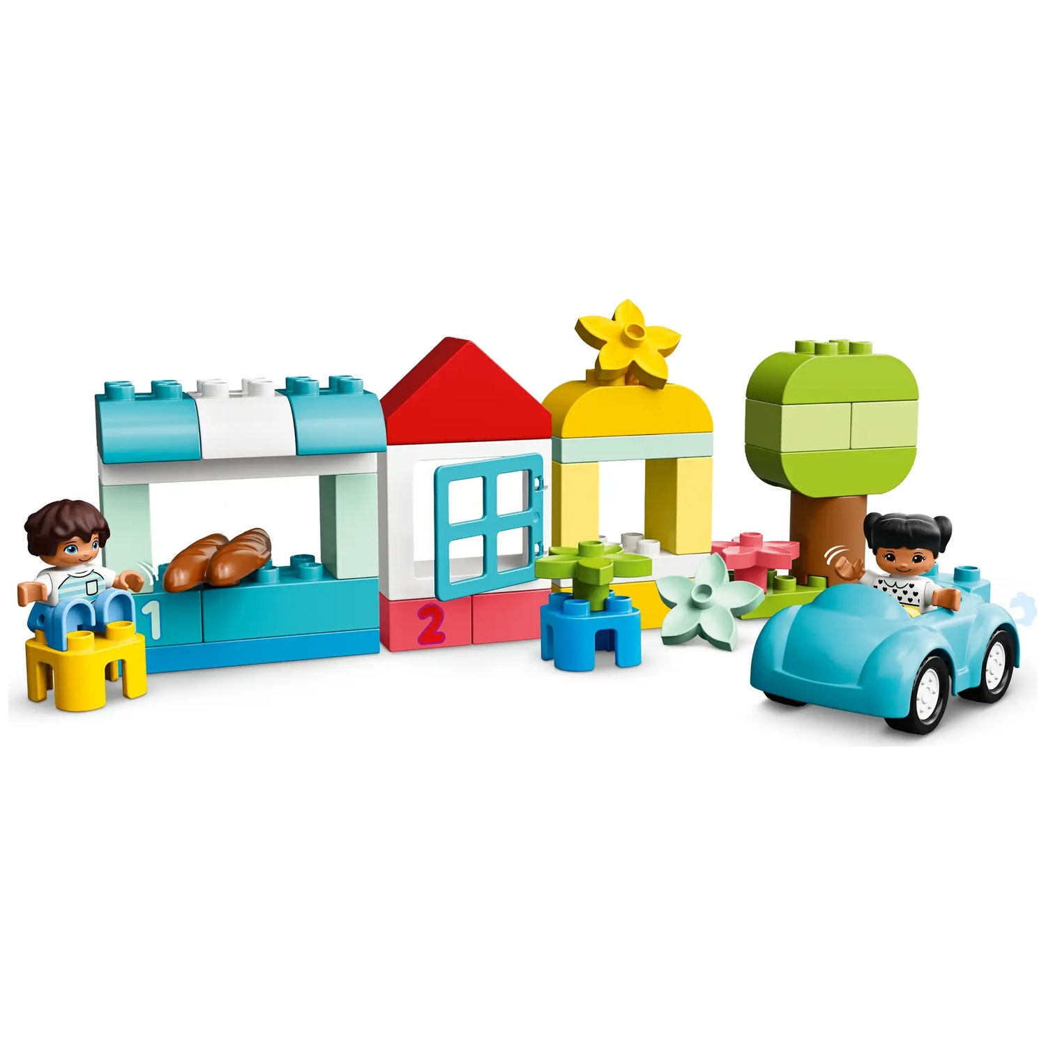 Un ensemble Lego Duplo avec des figurines, des bâtiments et une voiture. Les figurines sont dans la voiture et dans le magasin. Des blocs colorés.