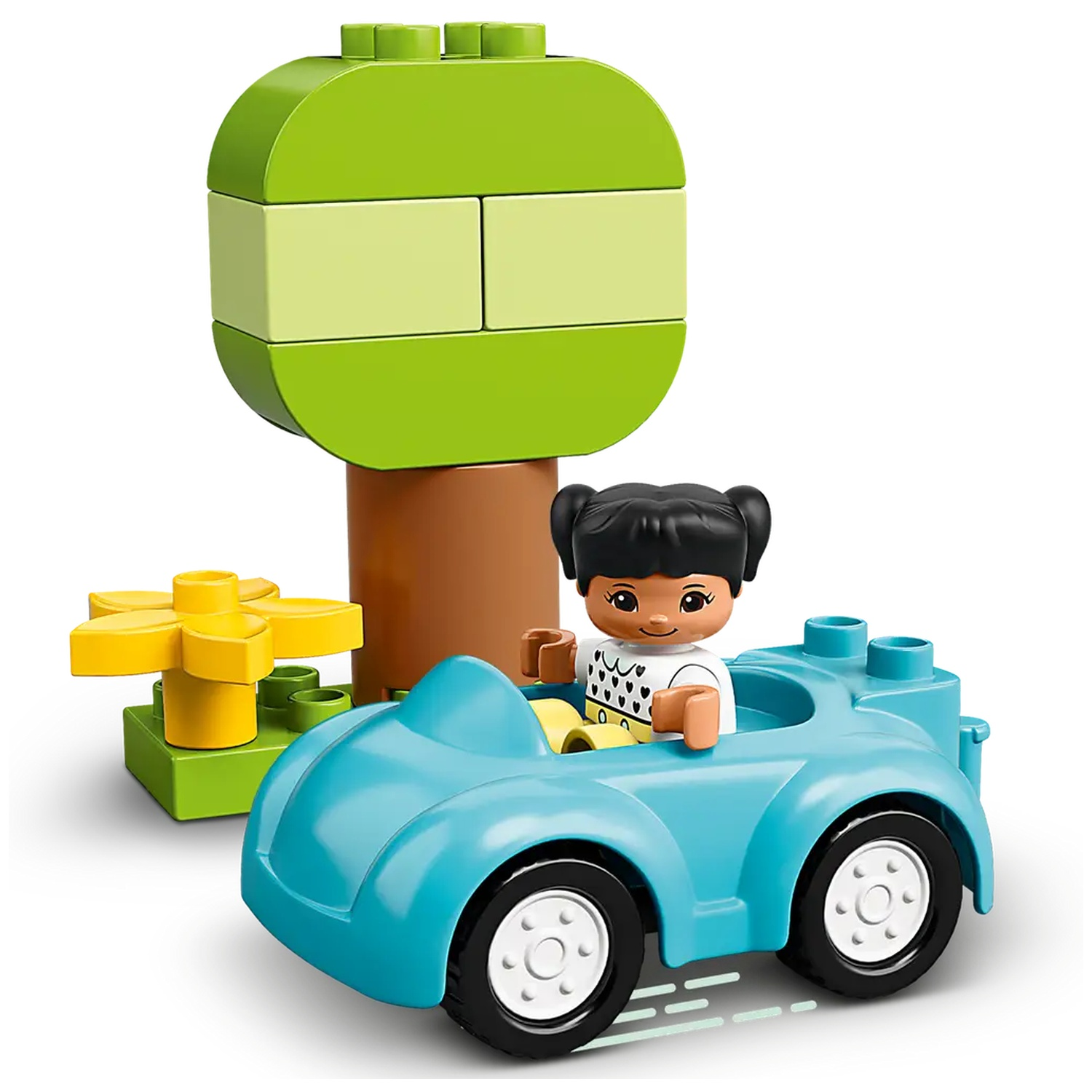 Une voiture jouet bleue avec une figurine à l'intérieur, à côté d'un arbre et d'une fleur en blocs. La figurine a des cheveux noirs et une chemise blanche.