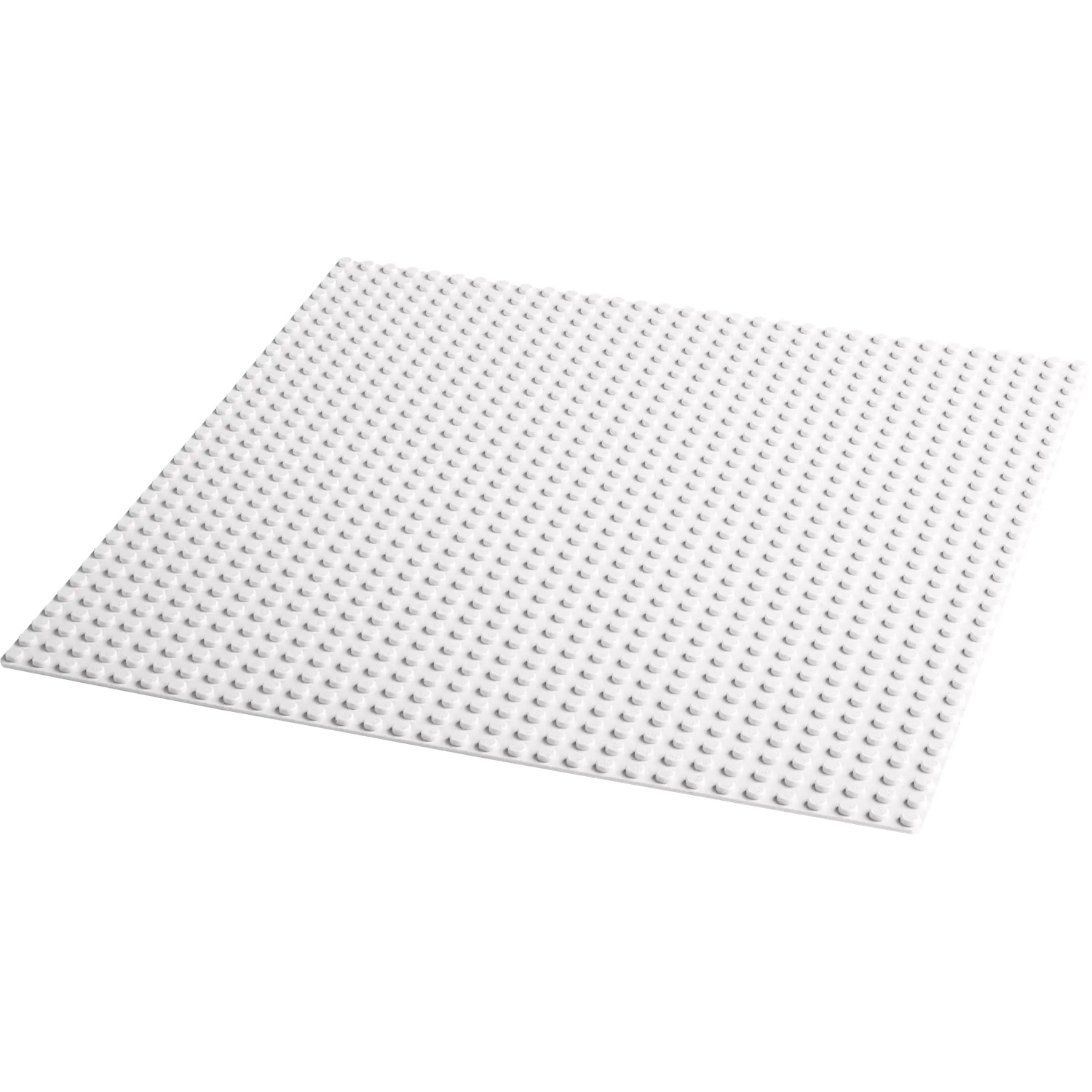 Une plaque de base Lego blanche, remplie de tenons. La plaque est inclinée. Le fond est blanc.