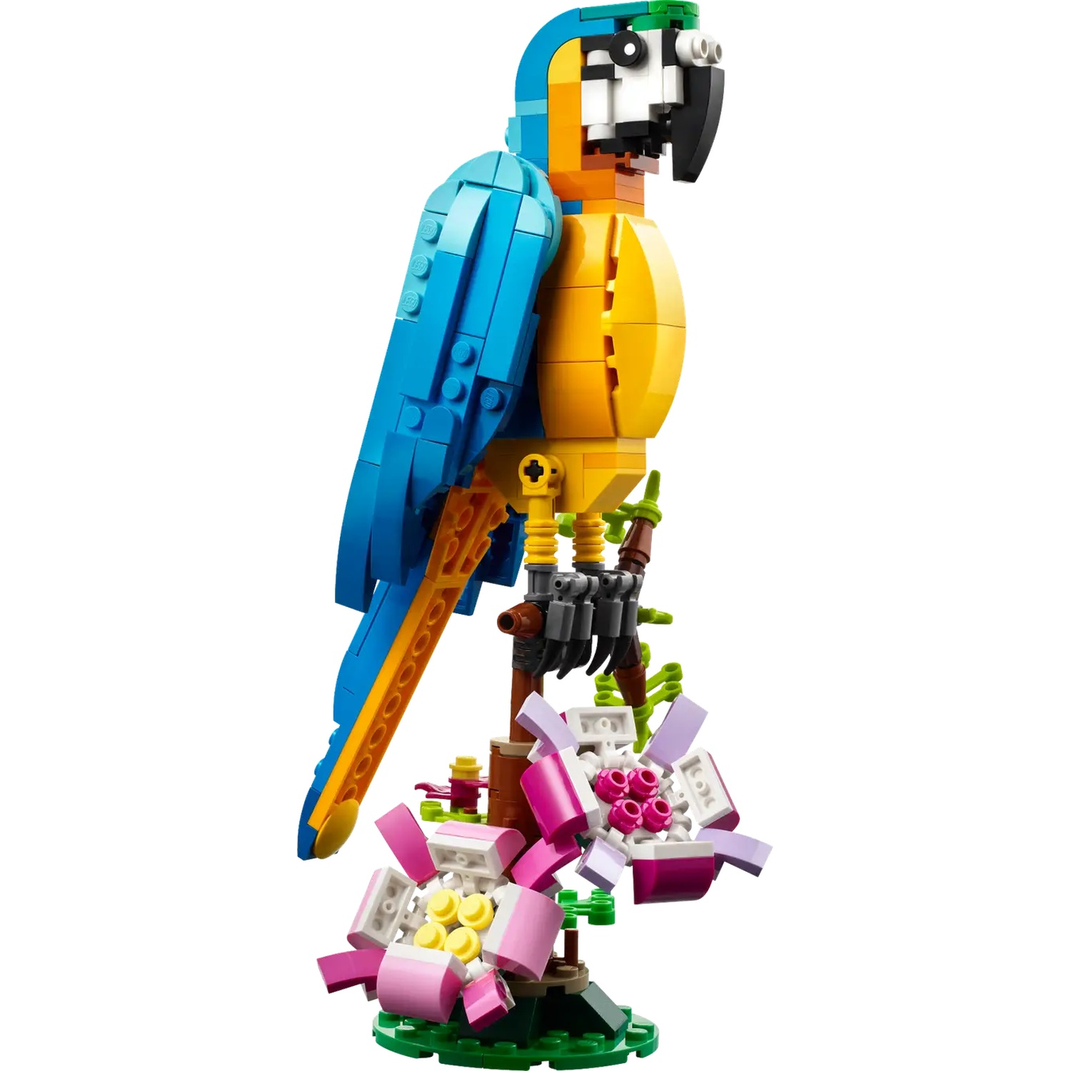Een Lego papegaai model met blauwe vleugels en gele lichaam, zittend op een bruine tak met bloemen aan de basis, tegen een witte achtergrond.