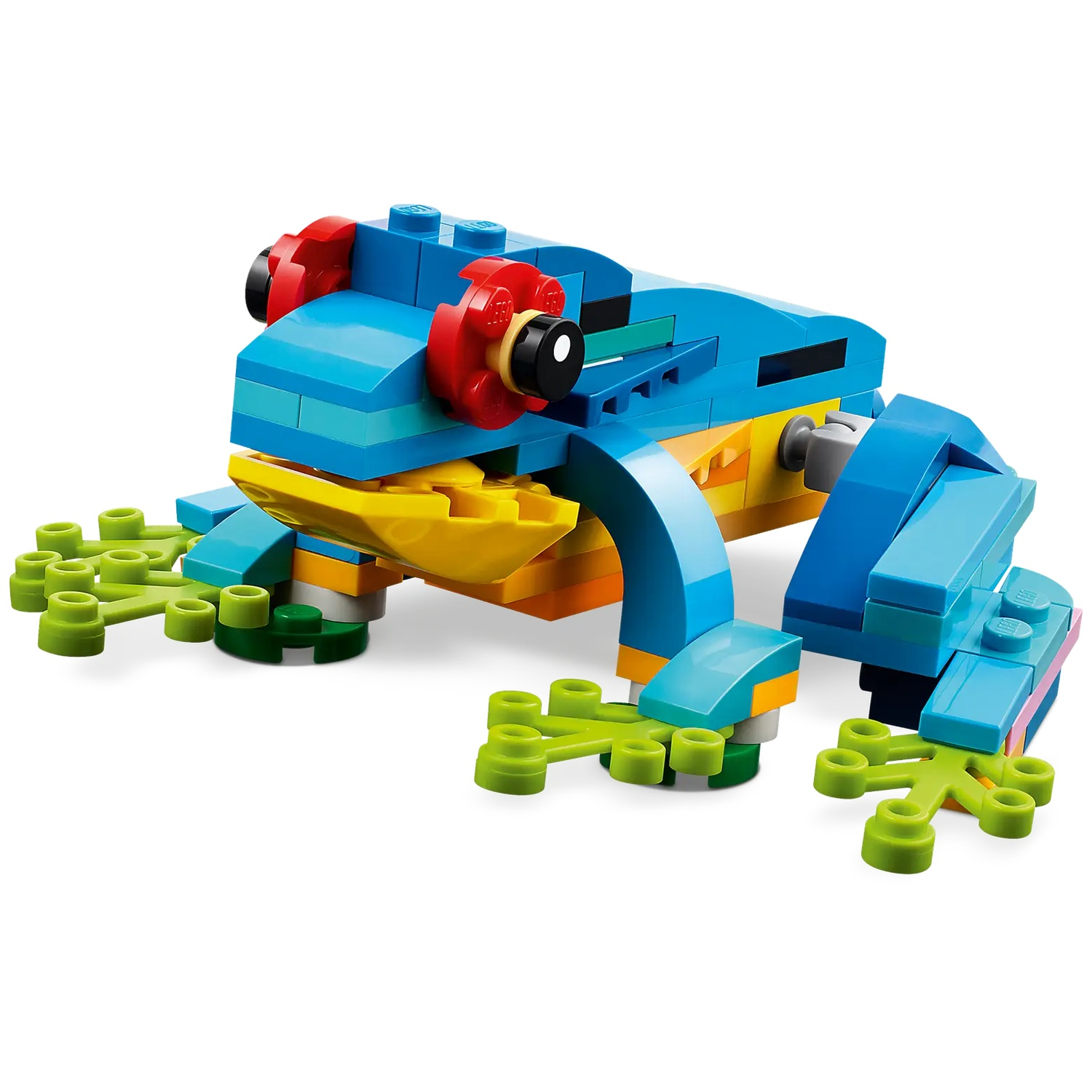 Een kikker gemaakt van kleurrijke Lego-stenen. Het heeft blauwe, gele, groene en rode onderdelen. De kikker staat op een wit oppervlak.