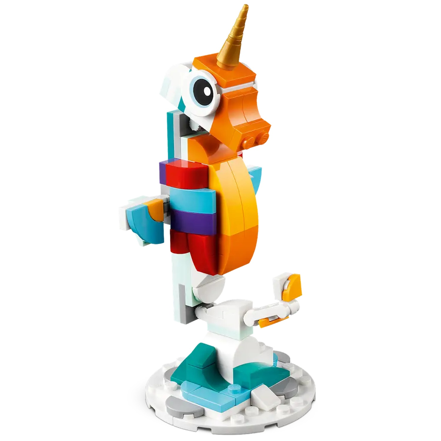 Un hippocampe Lego avec une corne de licorne. Il a une tête orange, un corps bleu et jaune, et repose sur une base blanche et bleue.