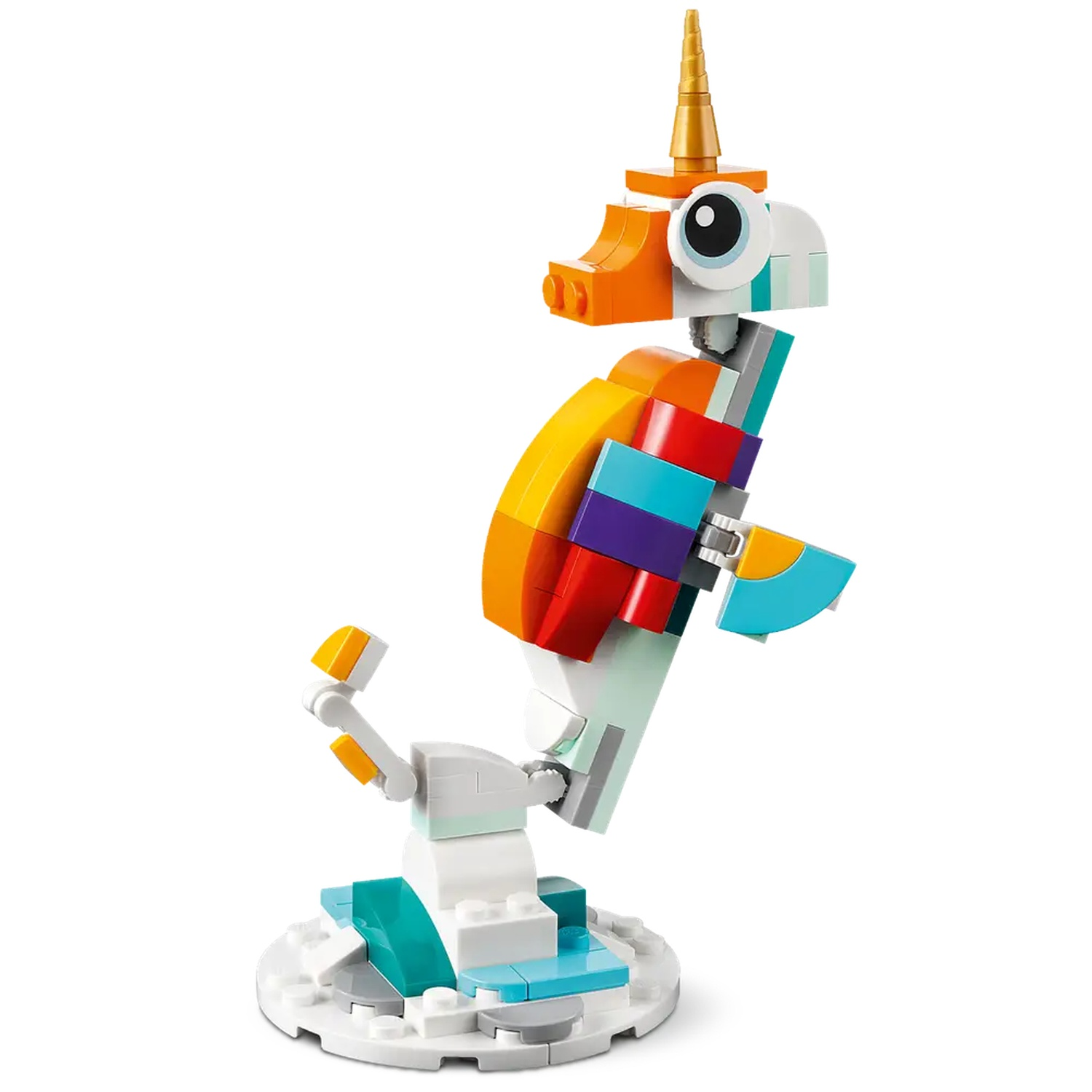 Un hippocampe Lego avec une corne dorée. Il est fait de blocs colorés. L'hippocampe repose sur une base blanche avec des accents bleus et verts.