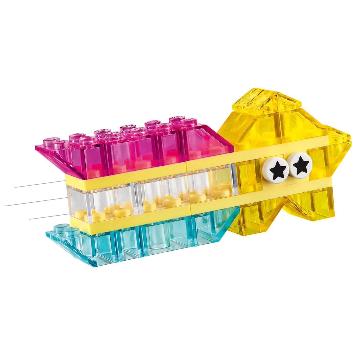 Une création Lego en forme d'étoile avec des blocs roses, jaunes, bleus et transparents. Elle présente des yeux d'étoile et un design coloré sur fond blanc.
