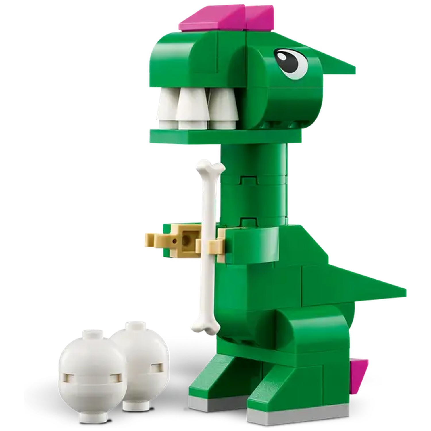 Un dinosaure Lego est montré, vert avec une crête rose. Il tient un os, et il y a deux objets ronds blancs sur le sol.