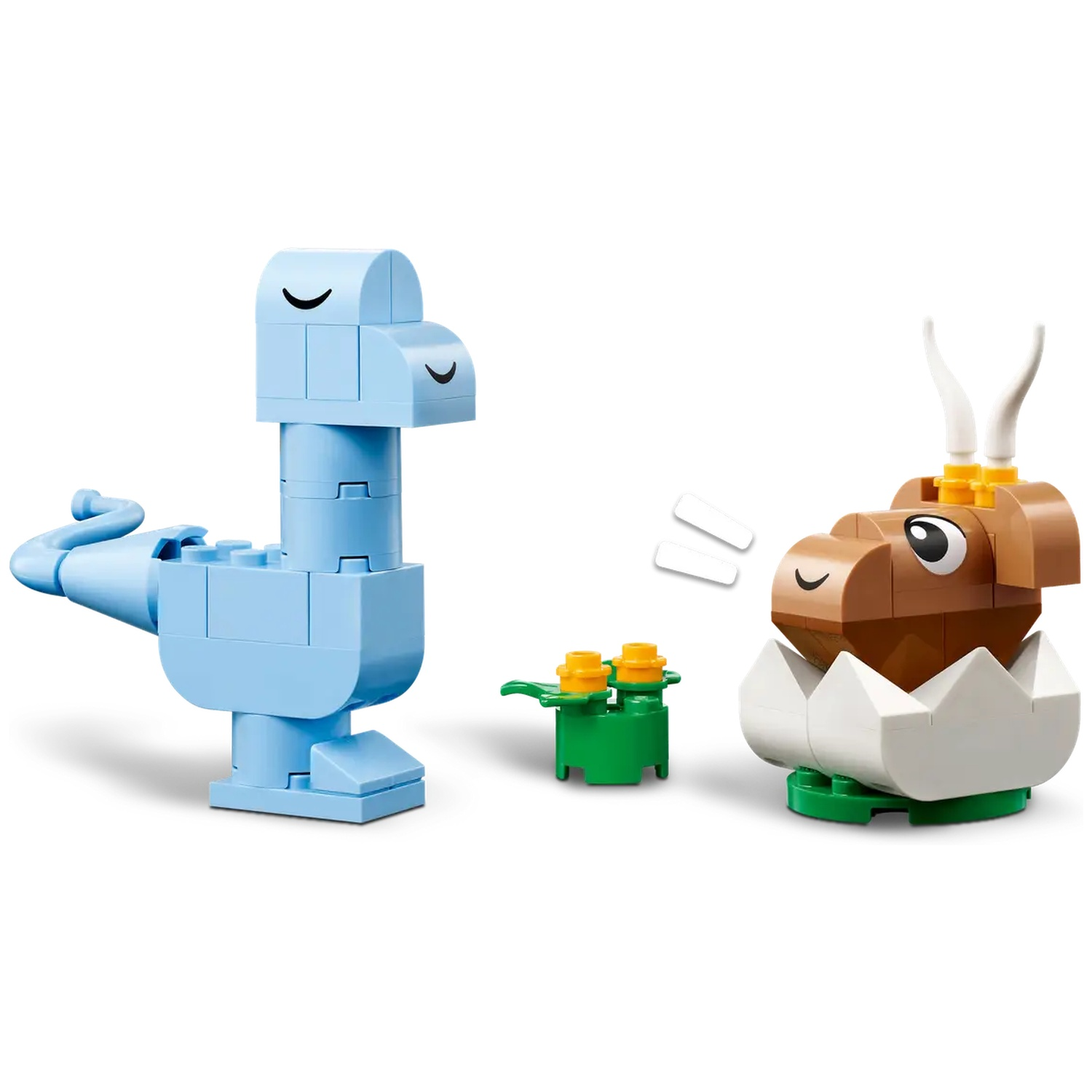 Un dinosaure Lego bleu clair, un animal brun dans un œuf et une plante verte avec des fleurs jaunes sur fond blanc.