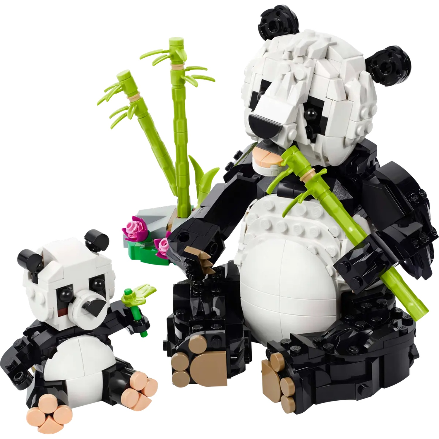 Twee Lego-panda's, een volwassene en een welp, met bamboestengels en bloemen, tegen een witte achtergrond.