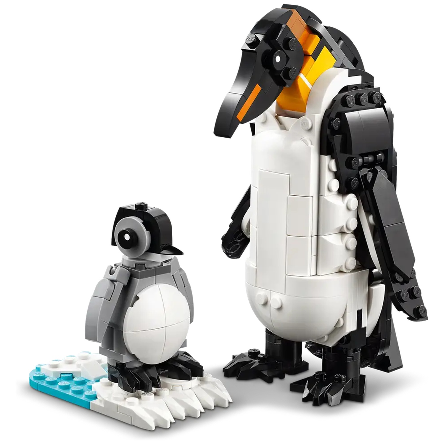 Twee Lego-pinguïns, een volwassene en een kuiken, staan op een wit oppervlak. De volwassene heeft zwart-witte veren. Het kuiken is grijs.