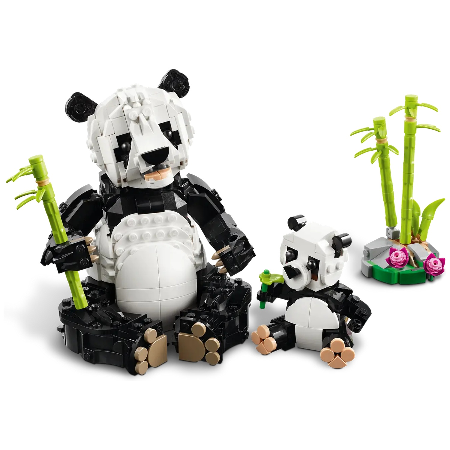 Twee Lego panda's, één groot, één klein, met bamboestengels. De grote panda houdt bamboe vast, de kleine zit. Achtergrond heeft bamboe.