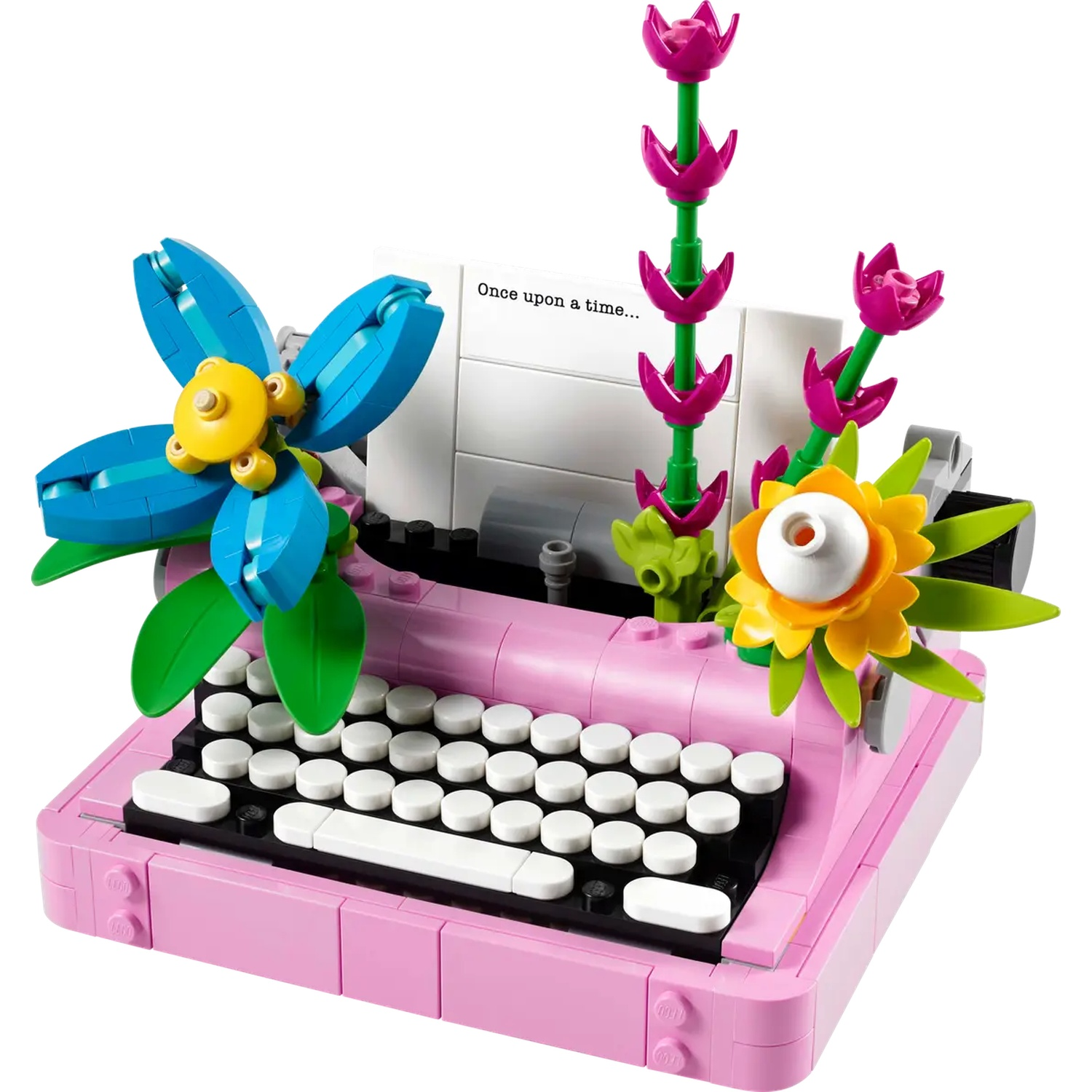 Een roze Lego-typemachine met bloemen. Blauwe en gele bloem links, gele en witte bloem rechts en paarse bloemen achter.