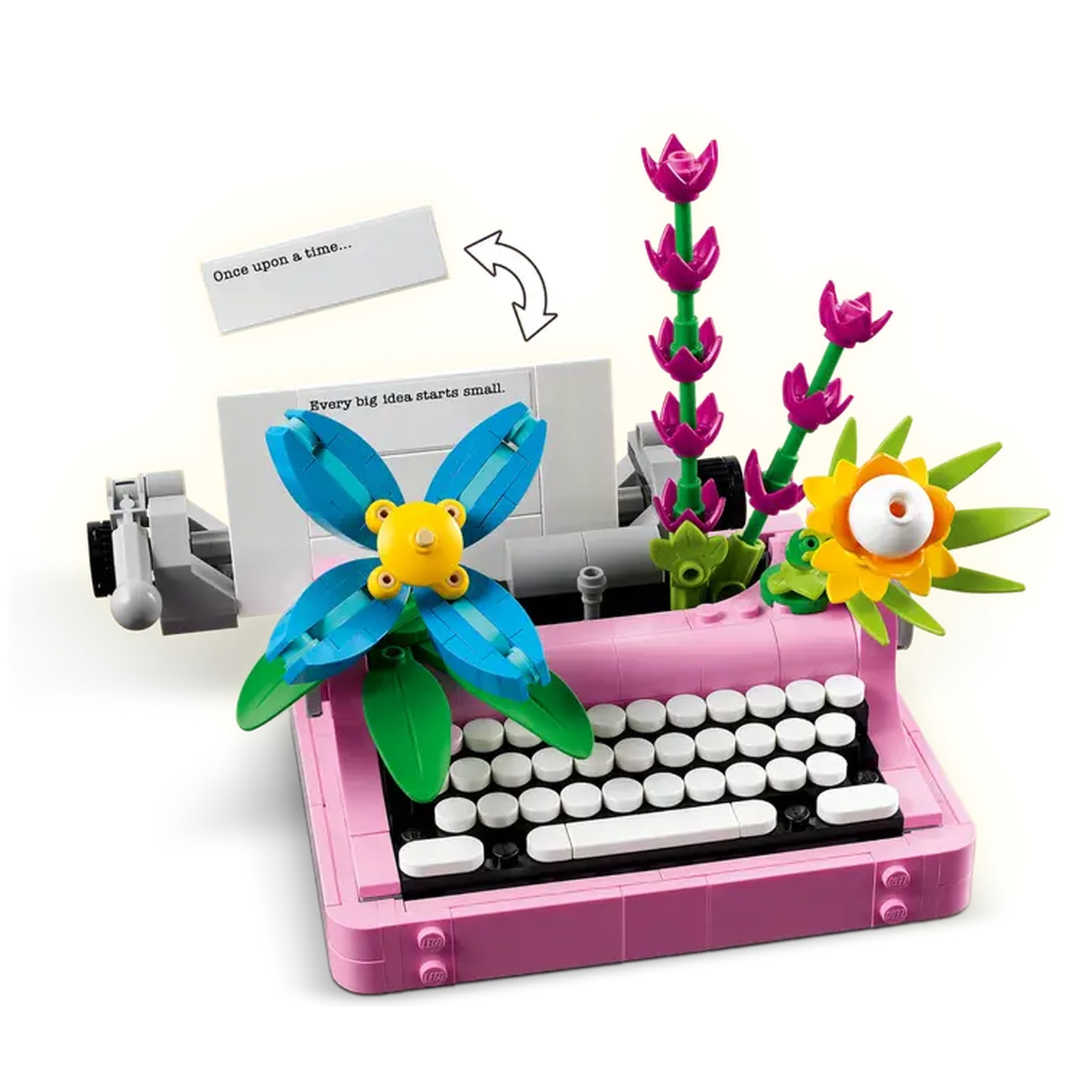 Een roze LEGO-typemachine met bloemen, een blauwe bloem met een gele kern en een kaart met 'Er was eens...'