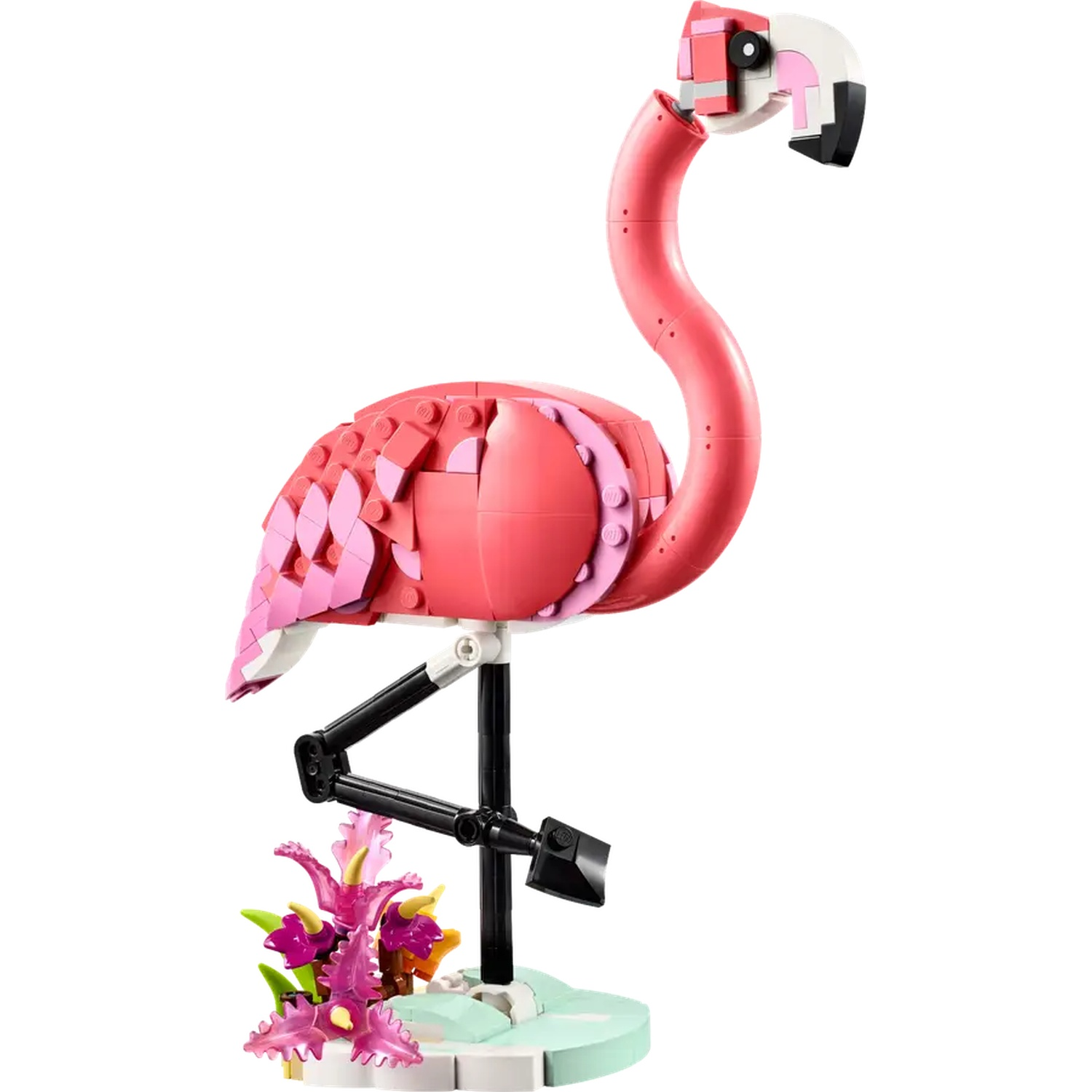 Un flamant rose Lego avec un corps rose, des pattes noires et une tête blanche et noire. Il est sur une base verte avec des fleurs.