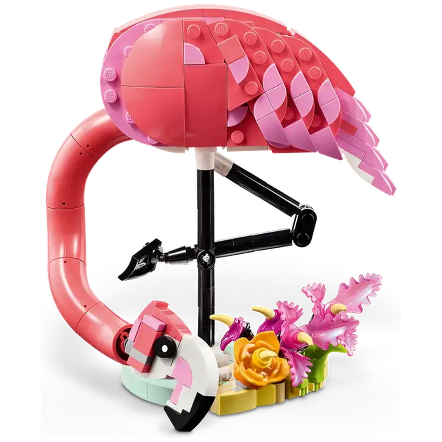 Un flamant rose Lego fait de briques roses. Il a un cou courbé, des pattes noires, et est assis à côté de fleurs et d'une base jaune.