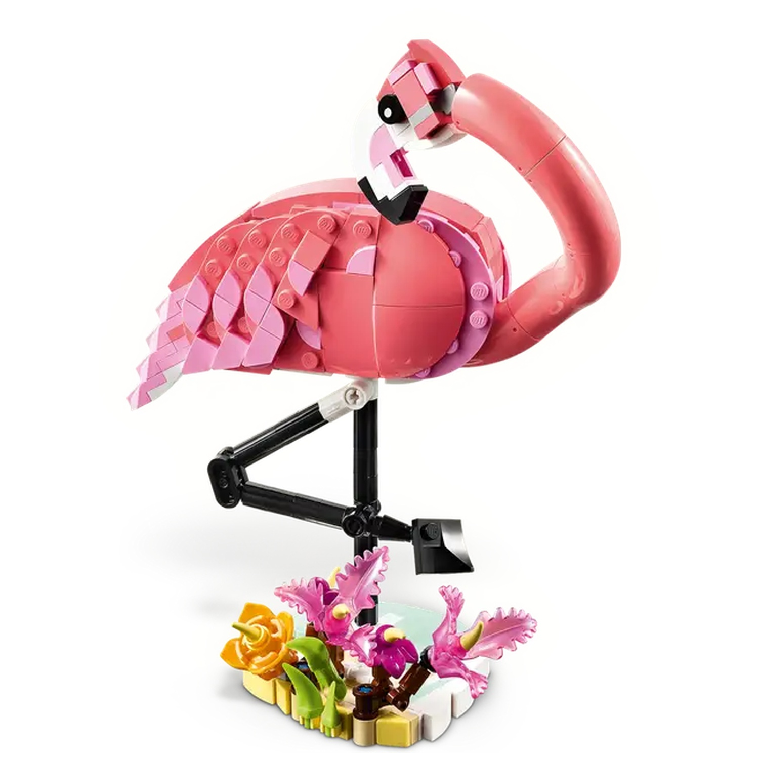 Un flamant rose Lego, principalement rose, avec des pattes noires et un petit arrangement floral à la base. Il se tient sur une surface blanche.