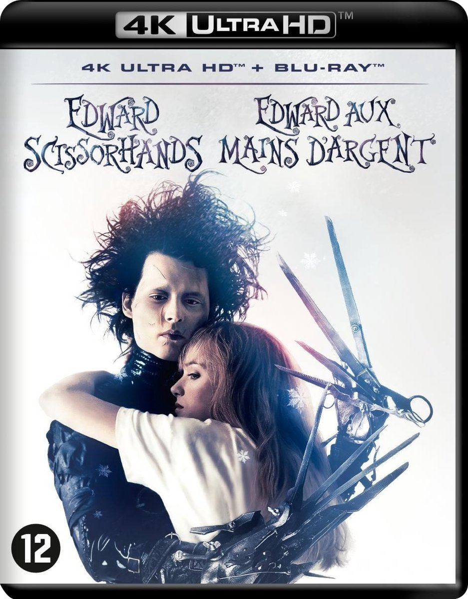 Affiche d'Edward aux mains d'argent. Edward, avec des mains de ciseaux, embrasse une femme. Le titre est au-dessus.