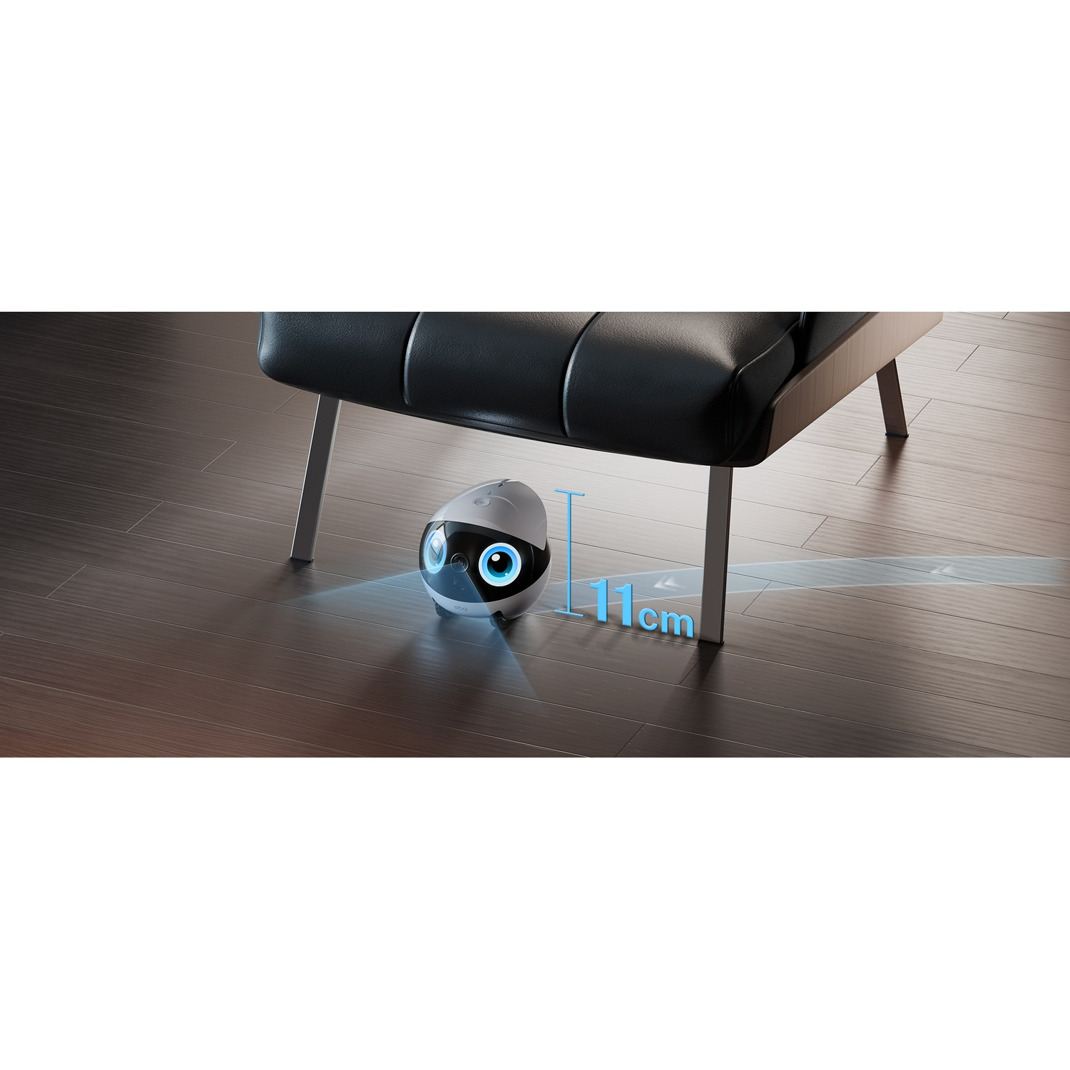 Un robot sotto una sedia in pelle nera su un pavimento in legno. Il robot ha grandi occhi blu ed è alto 11 cm.