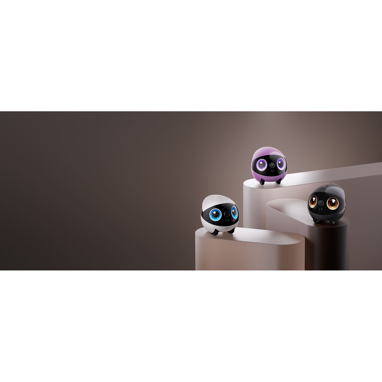 Tre dispositivi simili a robot, bianchi, viola e neri, su piedistalli. Hanno grandi occhi e un design curvo. Lo sfondo è sfumato.
