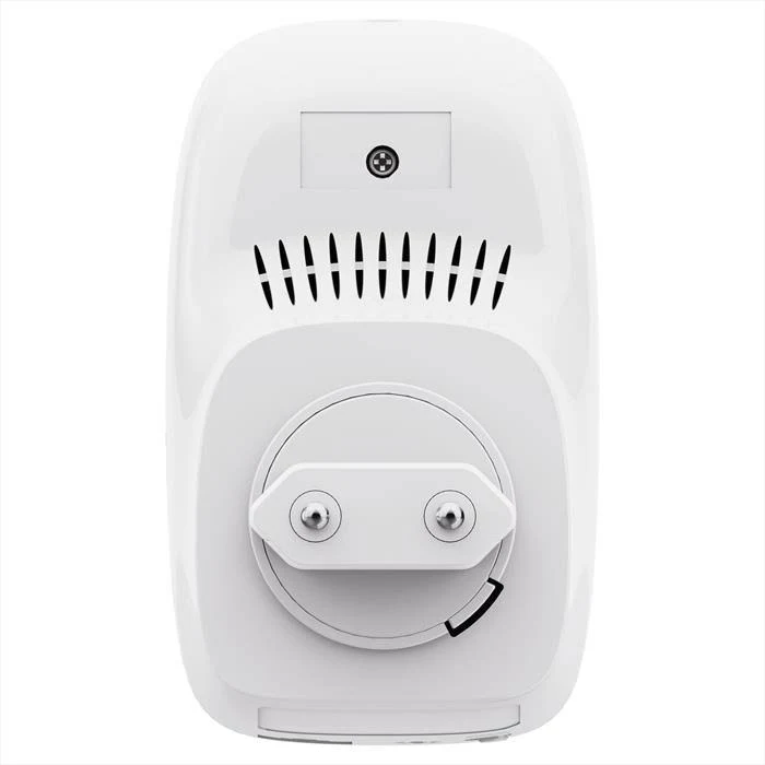 Dispositivo eléctrico blanco con enchufe. Tiene una toma de corriente y ranuras de ventilación. El dispositivo está sobre un fondo blanco.