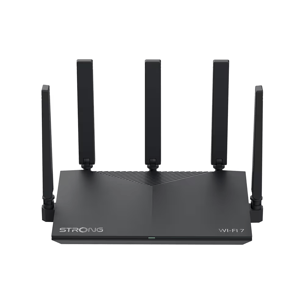 Un enrutador Wi-Fi 7 negro con seis antenas. La marca STRONG es visible. El enrutador está sobre un fondo negro.