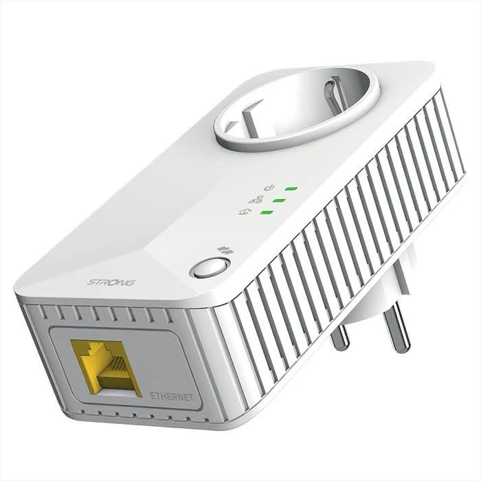 Un adaptador de línea eléctrica Strong blanco con enchufe europeo, puerto Ethernet y luces indicadoras. Tiene una toma de corriente incorporada.
