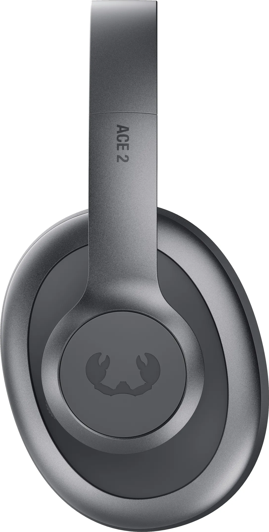 Gros plan sur un casque Ace 2 gris. Le bandeau affiche le texte 'ACE 2'. L'écouteur a un logo.
