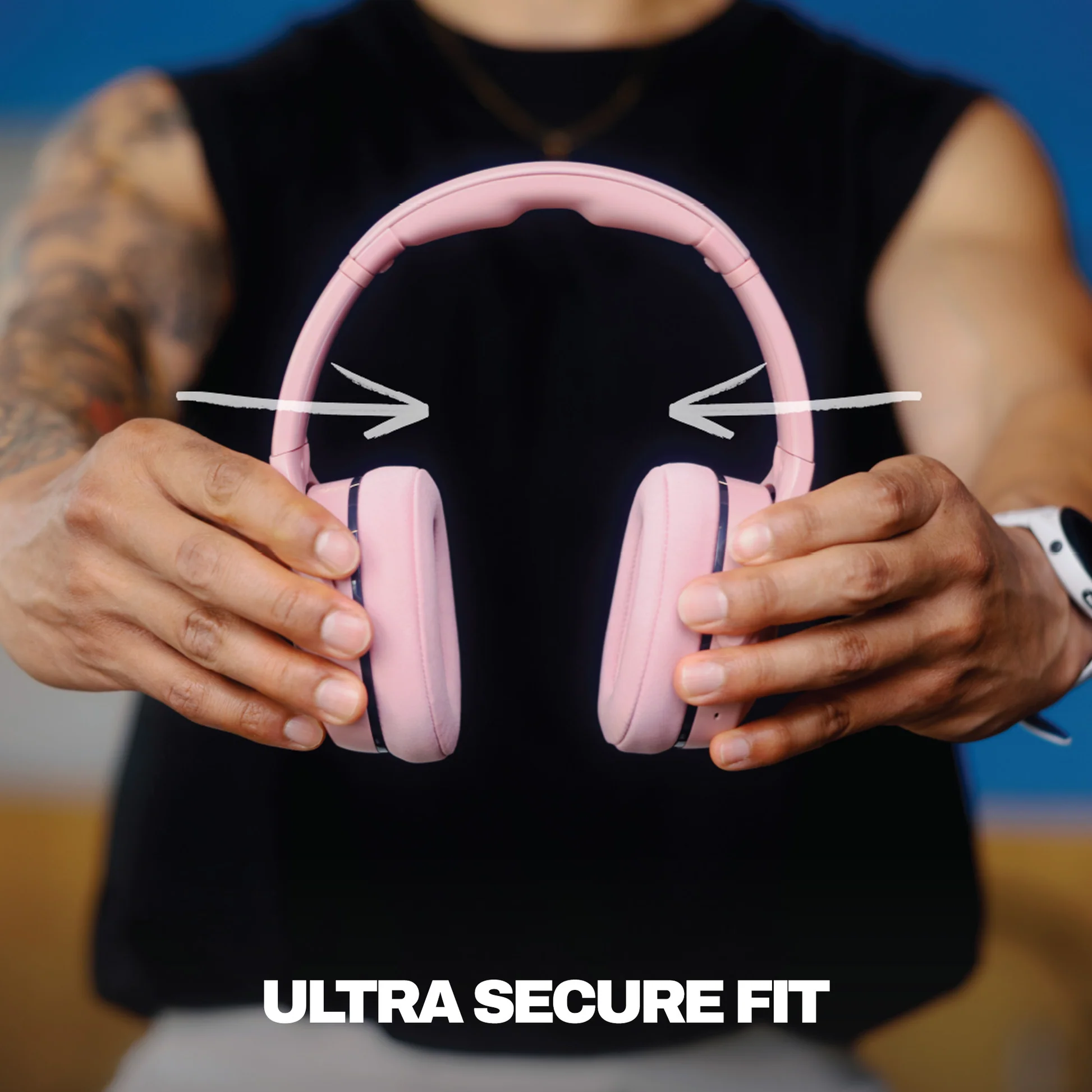 Eine Person hält rosa Kopfhörer. Unten steht der Text 'ULTRA SECURE FIT'. Pfeile zeigen auf die Kopfhörer.