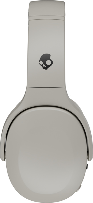 Hellgraue Kopfhörer mit Totenkopf-Logo auf dem Bügel. Die Ohrmuscheln sind abgerundet. Bedienelemente sind sichtbar.