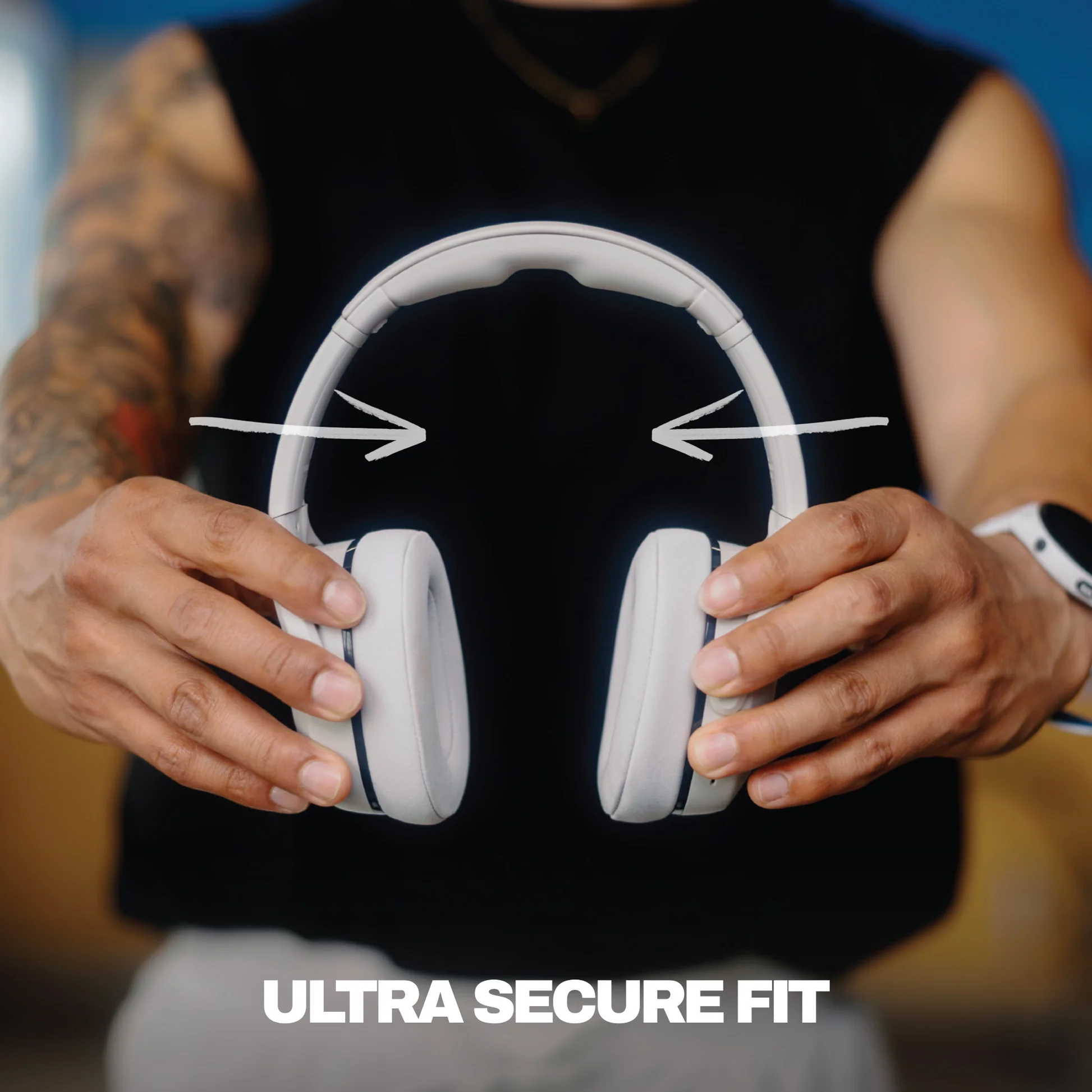 Eine Person hält weiße Kopfhörer. Der Text lautet 'ULTRA SECURE FIT'. Pfeile zeigen auf die Kopfhörer.
