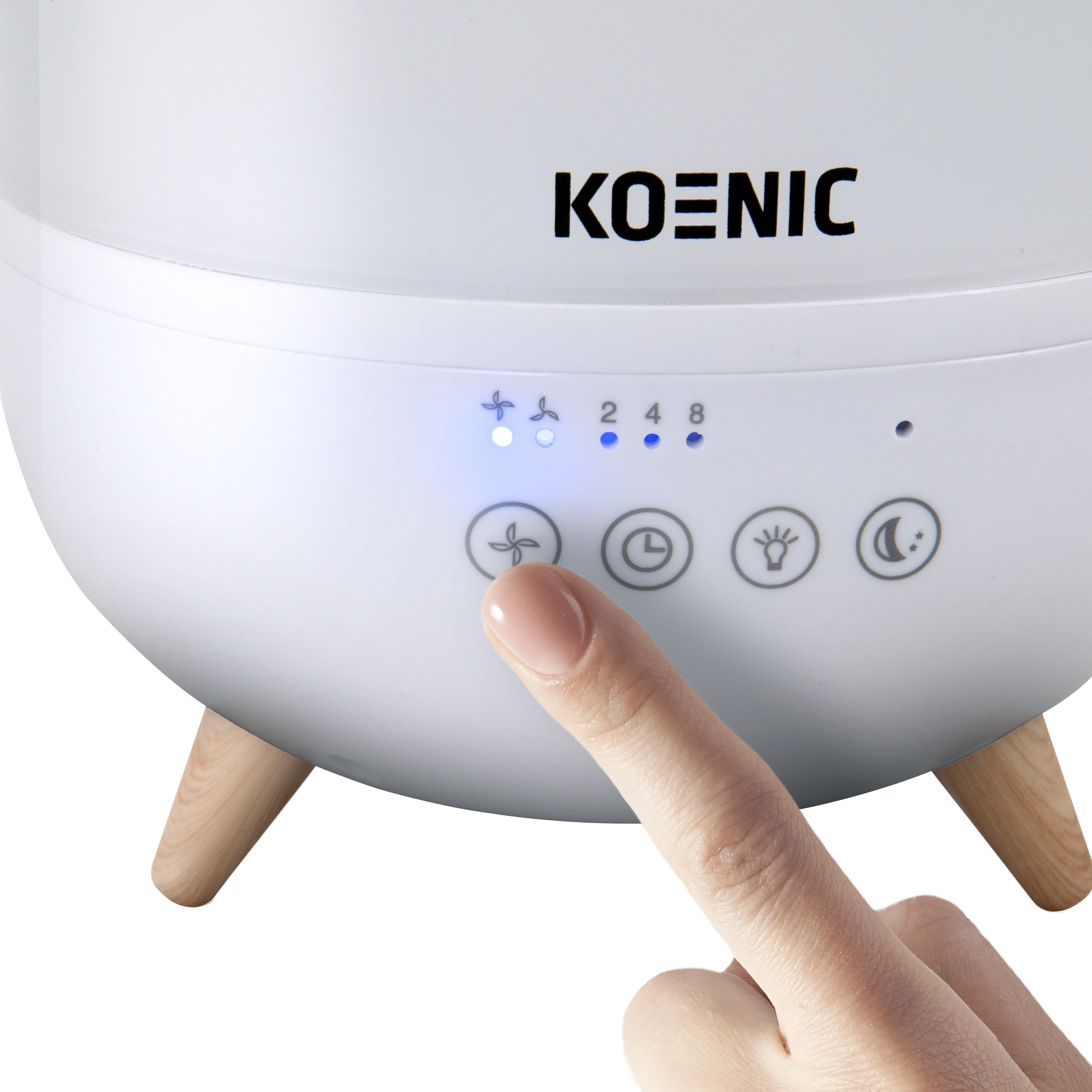 Ein weißer Koenic-Luftreiniger. Ein Finger drückt die Lüftertaste. Es gibt Anzeigeleuchten für Strom- und Timereinstellungen.