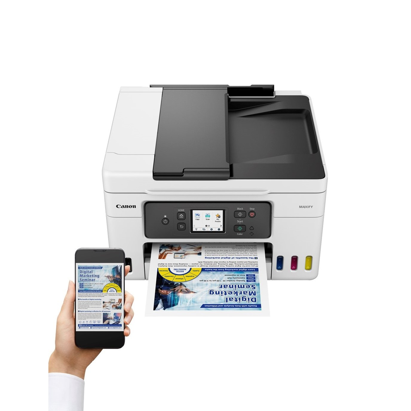 Ein weißer Canon MAXIFY-Drucker druckt ein Dokument. Ein Telefon zeigt eine Anzeige für ein digitales Marketing-Seminar. Der Hintergrund ist weiß.
