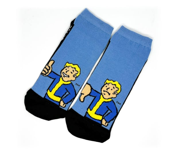 Para niebieskich skarpet z postacią z kreskówki, jedna z kciukiem w górę, druga w dół. Czarne pięty i palce.