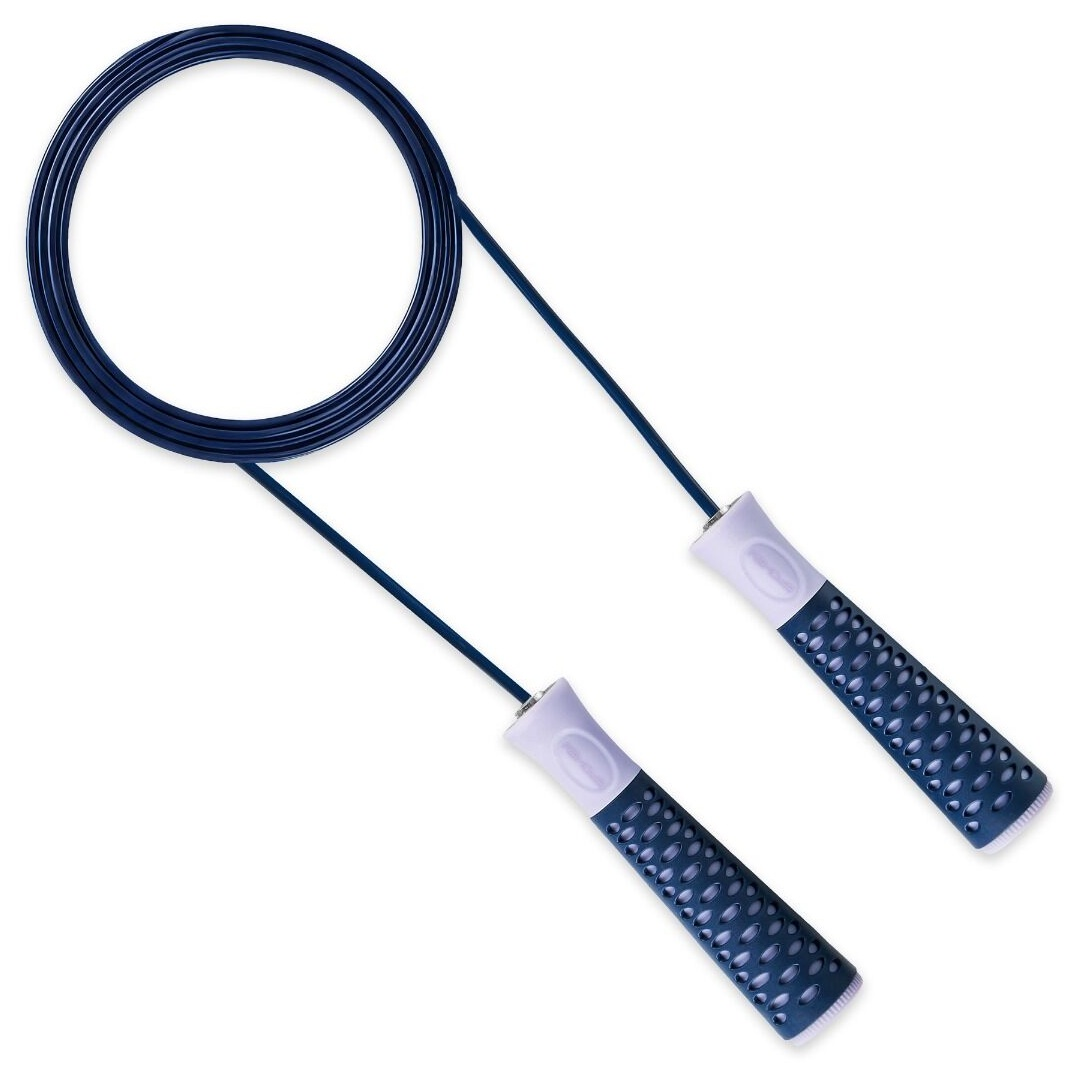 Granatowa skakanka. Uchwyty są granatowe z białymi końcówkami. Lina tworzy u góry okrąg.