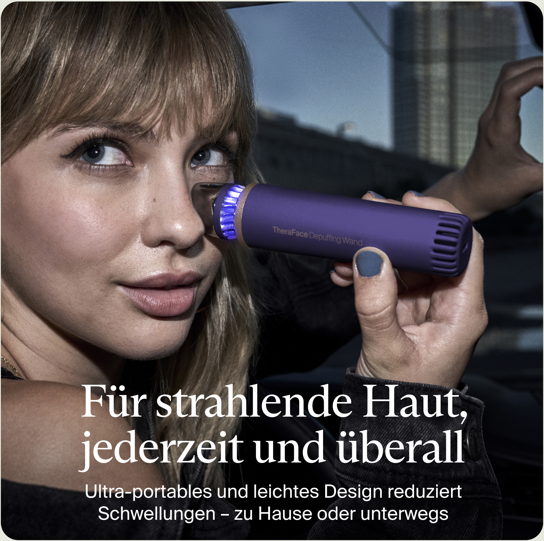 Eine Frau hält einen violetten TheraFace-Stab an ihrem Auge. Text: Für strahlende Haut, jederzeit, überall.