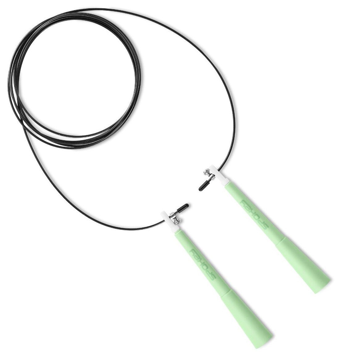 Skakanka z jasnozielonymi uchwytami i czarną liną leży na białej powierzchni. Na uchwytach widnieje napis 'Spokey'.