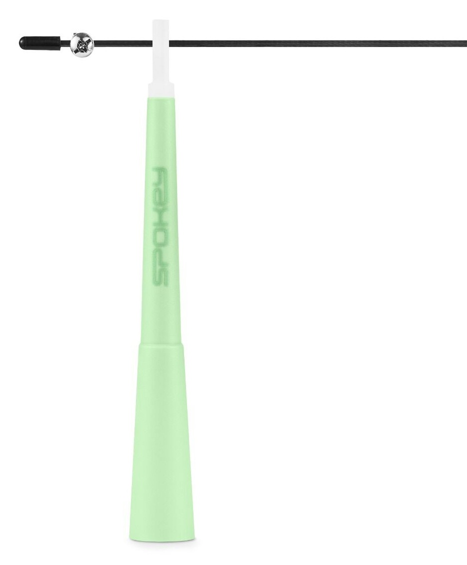Jasnozielona rączka do skakanki z napisem Spokey, czarny kabel i mała srebrna kulka.