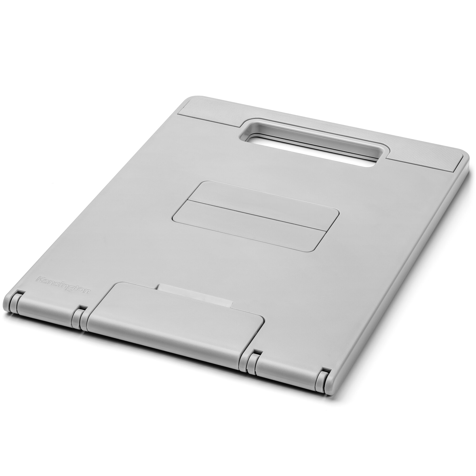 Ein grauer Kensington-Laptopständer steht auf einer weißen Oberfläche. Er hat einen Griff und Klappteile.