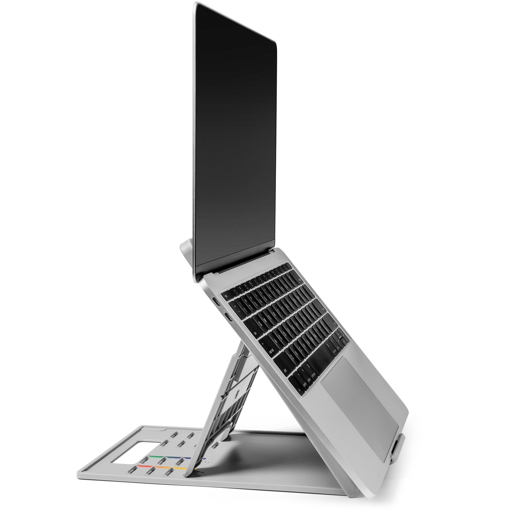 Silberner Laptop auf einem Ständer. Der Bildschirm ist schwarz und geöffnet. Der Ständer ist grau.