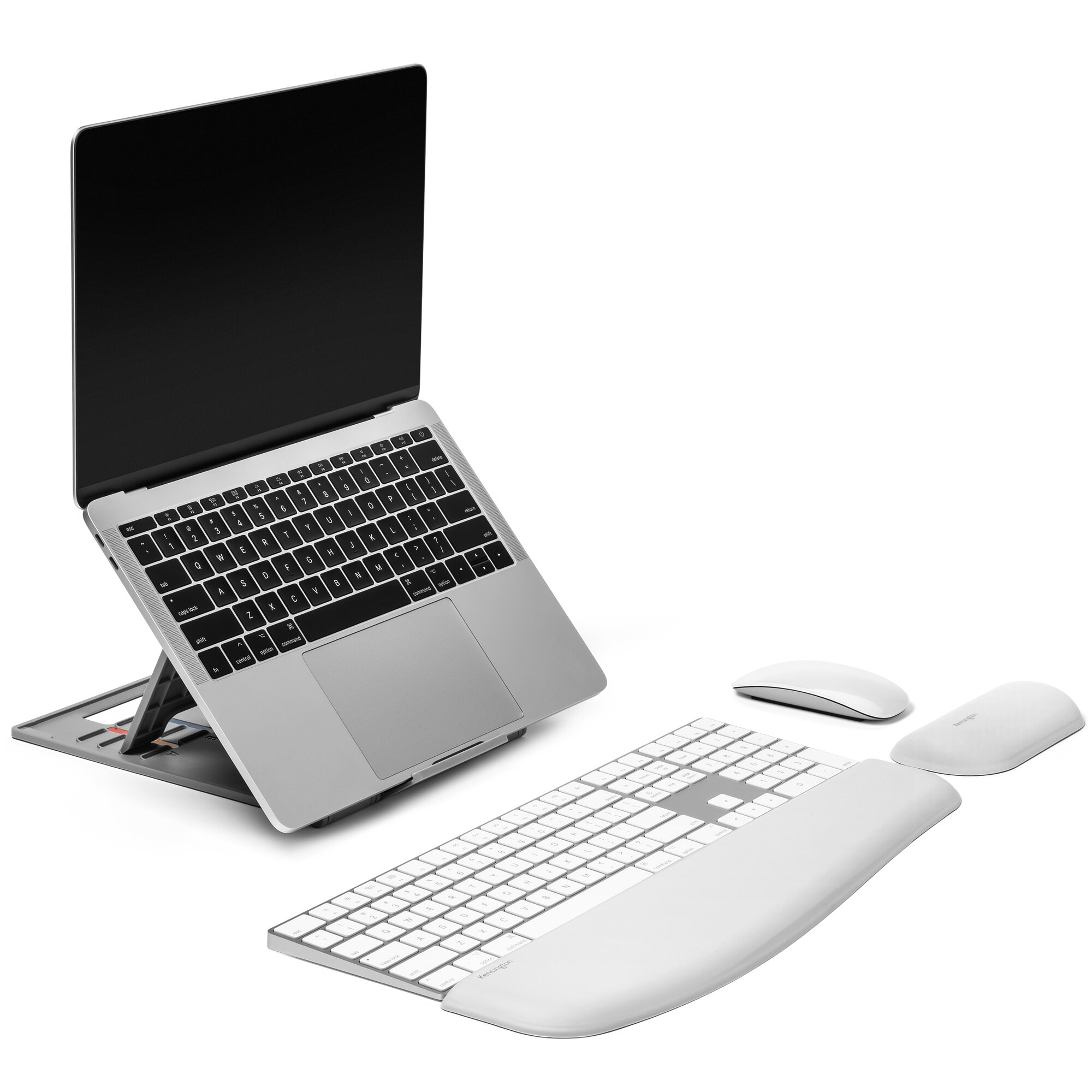 Laptop auf einem Ständer, Tastatur mit Handgelenkauflage, Maus, alles weiß, auf weißem Hintergrund.