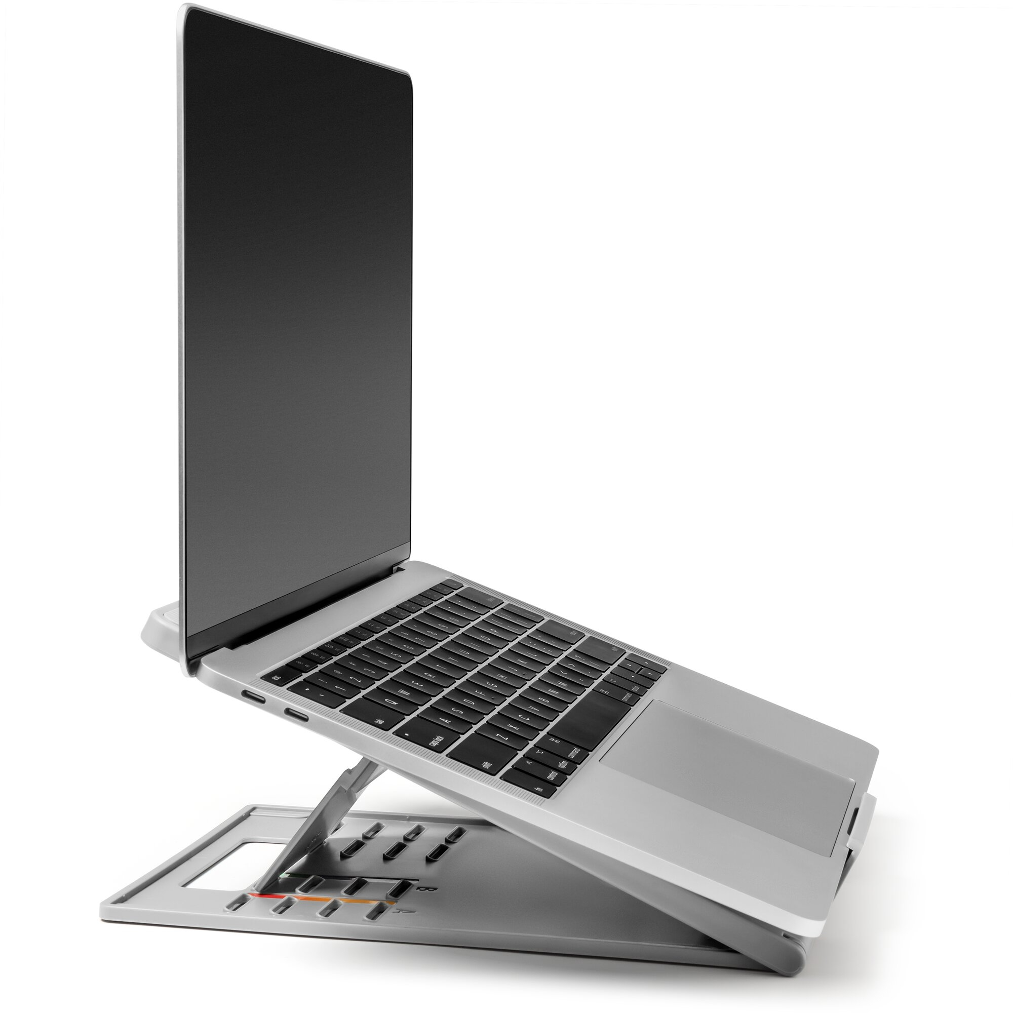 Ein silberner Laptop auf einem grauen Ständer, angewinkelt geöffnet. Schwarzer Bildschirm und Tastatur sichtbar. Weißer Hintergrund.