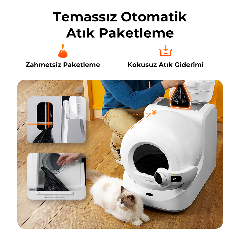 Bir kişi beyaz, otomatik bir kedi tuvaletinin üzerinde siyah bir torba tutuyor. Bir kedi yerde yatıyor. Metin: Otomatik atık ambalajı.