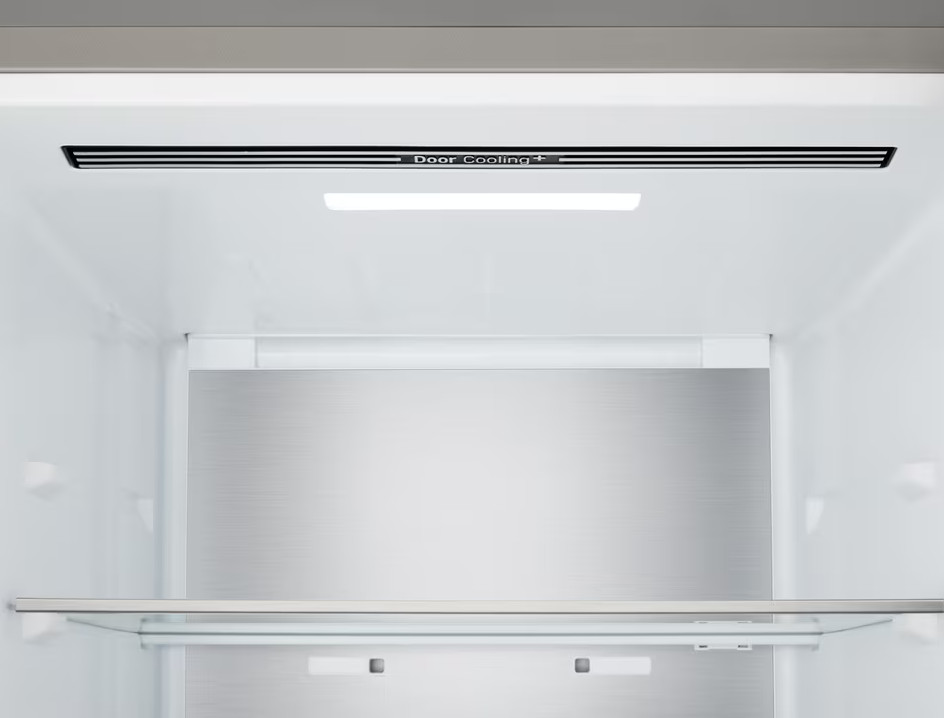 Wnętrze lodówki, pokazujące półki i wentylację. U góry widoczny jest wylot powietrza 'Door Cooling+'.