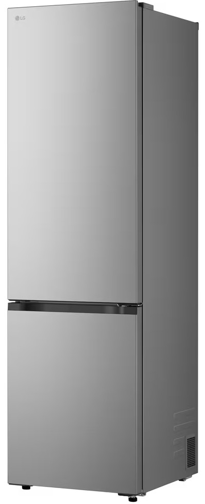 Srebrna lodówka LG stoi wysoko. Ma dwoje drzwi, górną i dolną część, z logo LG u góry.
