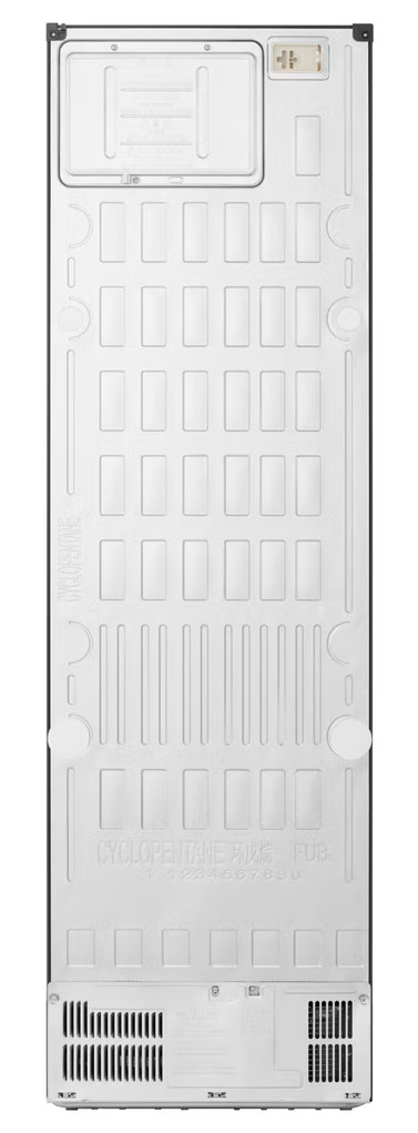 Tył lodówki. Ma białą, teksturowaną powierzchnię z prostokątnymi i pionowymi wzorami oraz otworami wentylacyjnymi u dołu.