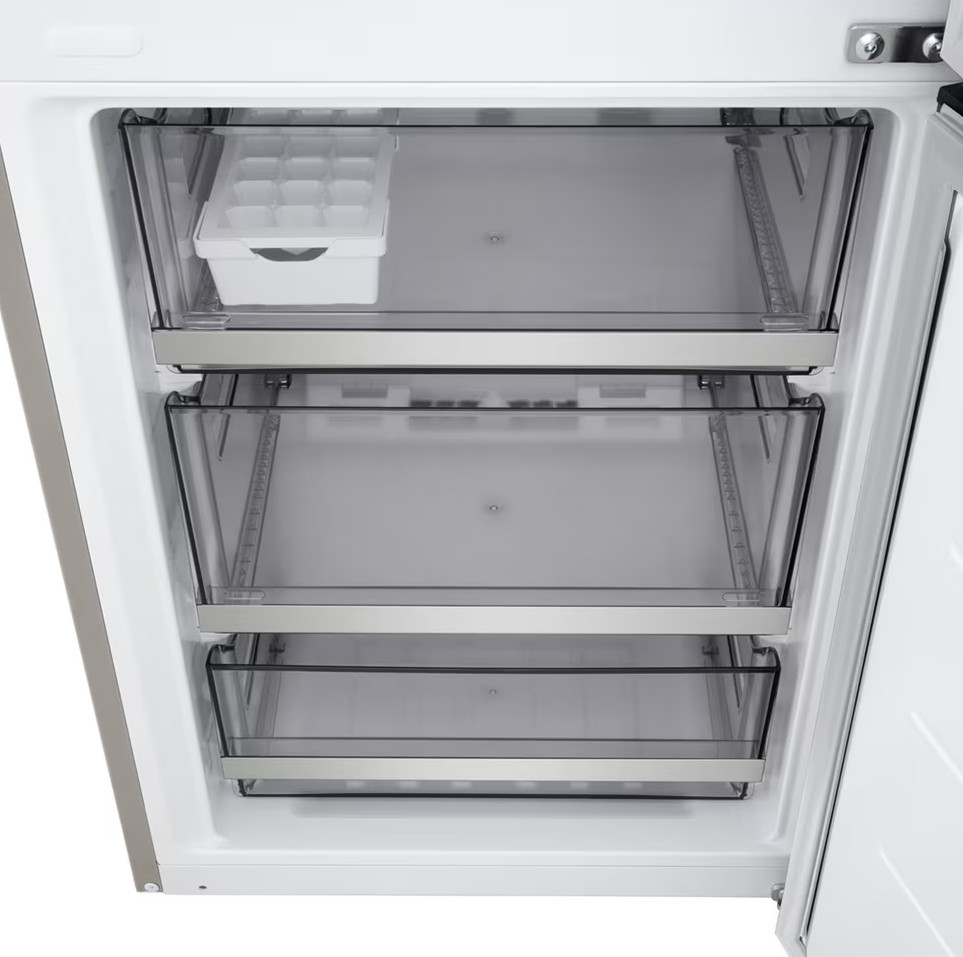 Otwarta zamrażarka z trzema przezroczystymi szufladami. Górna szuflada ma tackę na kostki lodu.